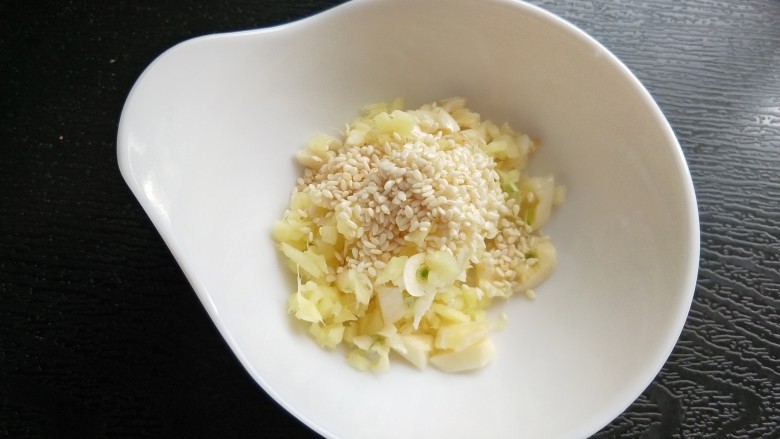 自制饺子蘸料(附辣椒油的制作方法),放入碗中,再放一勺芝麻。