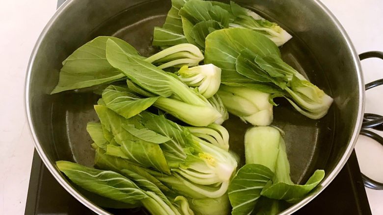 10分钟快手菜 蚝汁烧菌菇,锅里加入冷水烧开后加入几滴大豆色拉油,放入油菜,焯水1分钟