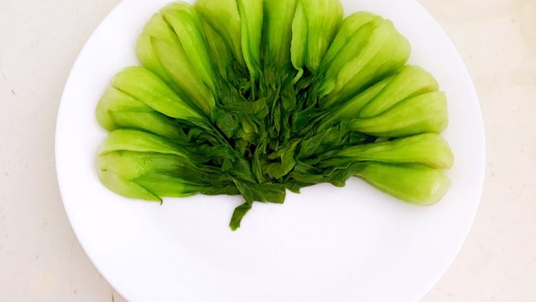 10分钟快手菜 蚝汁烧菌菇,腌制入味的油菜摆放在盘子里