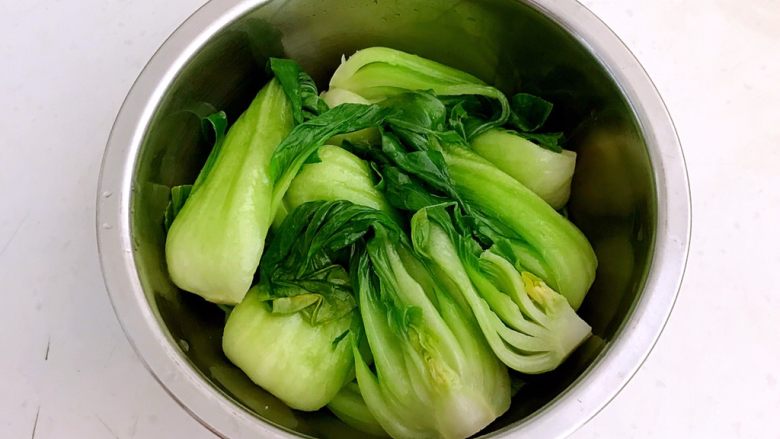 10分钟快手菜 蚝汁烧菌菇,调匀后腌制10分钟