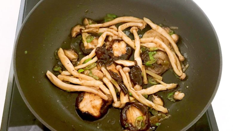 10分钟快手菜 蚝汁烧菌菇,翻炒2分钟即可