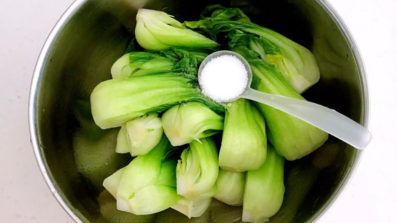 10分钟快手菜 蚝汁烧菌菇,油菜炒好后捞出来用冷水过凉,沥干水分,在油菜里加入2克精盐