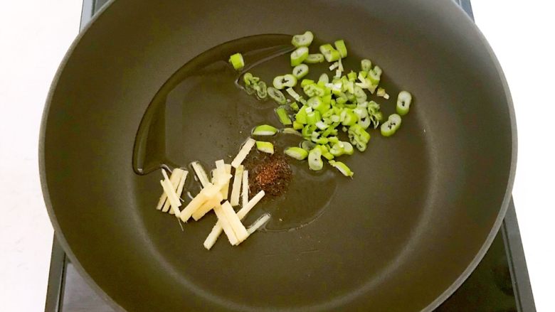 10分钟快手菜 蚝汁烧菌菇,炒锅烧热后放入大豆色拉油,油温6分热放入<a style='color:red;display:inline-block;' href='/shicai/ 12043'>花椒粉</a>,葱花和姜丝,煸炒出香味