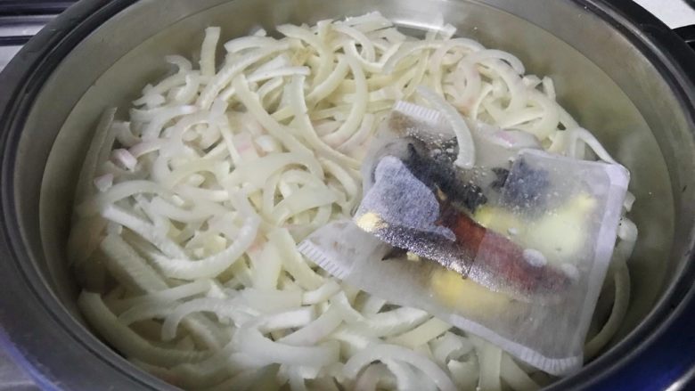 狗年旺旺,年夜饭系列🔟雨花石水晶冻,调味包放在猪皮锅里,水漫过猪皮一倍。