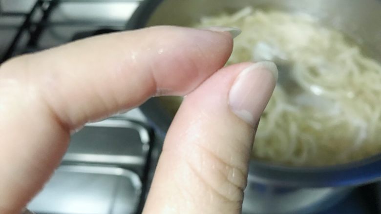 狗年旺旺,年夜饭系列🔟雨花石水晶冻,用筷子蘸一点汤,放在指尖,粘住两指,轻易打不开,基本上就熬好了。