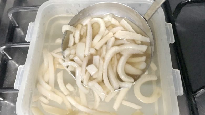 狗年旺旺,年夜饭系列🔟雨花石水晶冻,先用保鲜盒盛出一部分,放入冰箱冷藏。