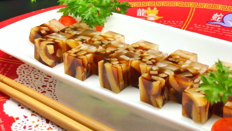 狗年旺旺,年夜饭系列🔟雨花石水晶冻,切成小块,蘸着蒜茸酱,集美味与颜值于一身的它诞生了。