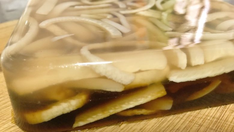 狗年旺旺,年夜饭系列🔟雨花石水晶冻,冷藏后的皮冻轻易就可以脱模,晶莹剔透,琥珀一样。