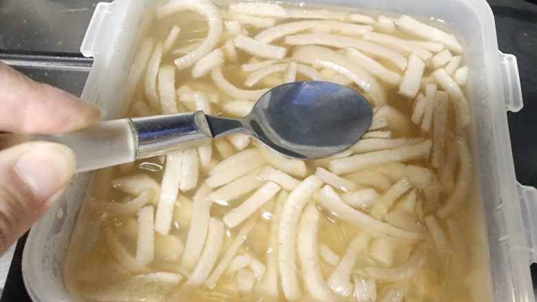 狗年旺旺,年夜饭系列🔟雨花石水晶冻,此时白色猪皮冻已在冰箱里,表皮凝固,拿出来准备淋上一层棕色的皮冻。