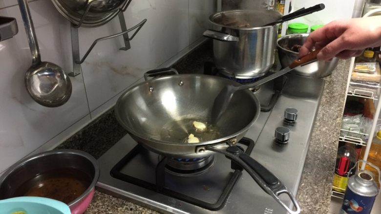 窦婆婆妈妈菜➕简易版糖醋小排,热锅冷油,油比一般炒菜稍微多一点,放入姜片煸香