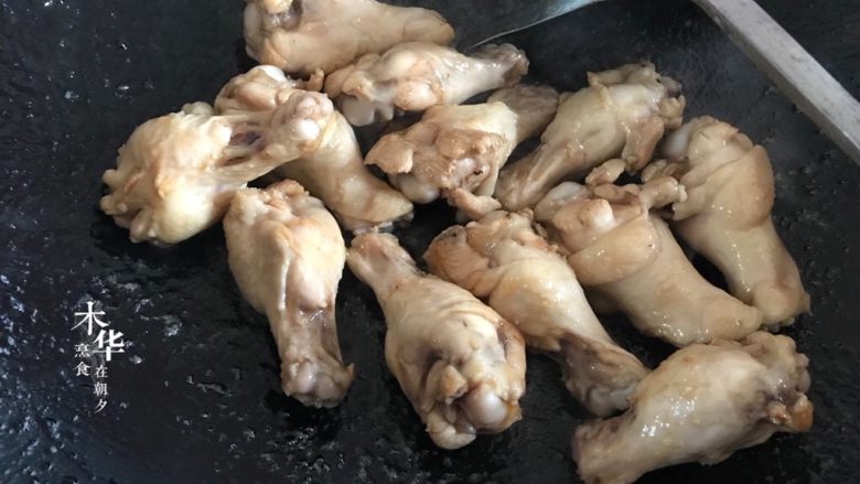 香菇焖鸡翅根,调中火,把鸡翅根倒入翻炒上色。