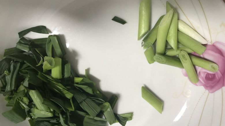 家常菜:西红柿炒鸡蛋,蒜叶跟蒜根分开