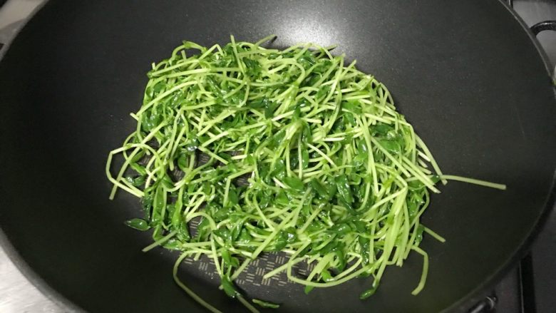 狗年旺旺,年夜饭系列1️⃣1️⃣叠翠流金,炒至颜色变深,软化。