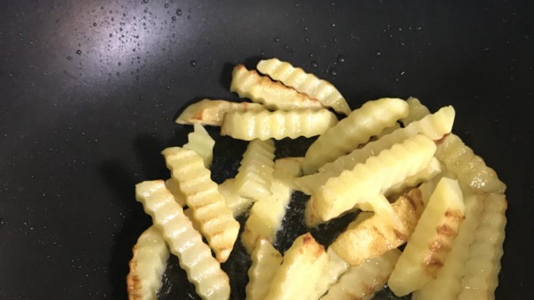 椒盐狼牙土豆条,翻面