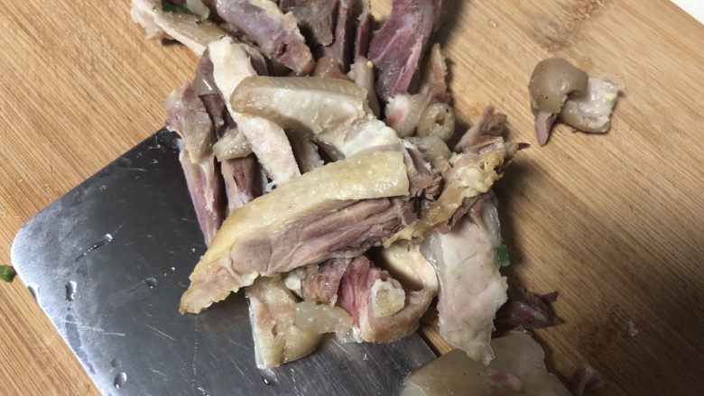 咸肉蔬菜乱炖砂锅,咸的猪蹄改刀成小块,大小随意,看个人喜好。!