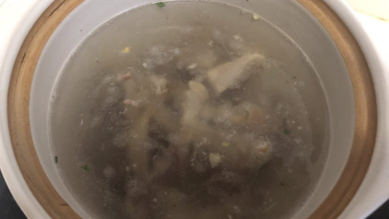 咸肉蔬菜乱炖砂锅,放到砂锅里 注入适量清水,喜欢喝汤的可以多加点。