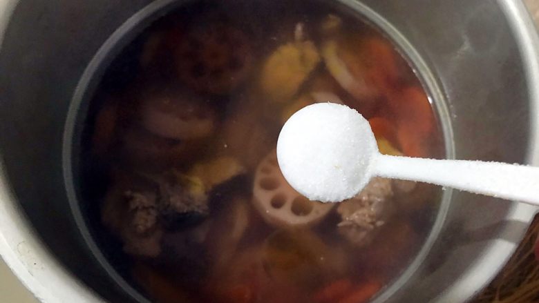 食膳の暖冬系列~胡萝卜莲藕排骨汤,25分钟之后,熄火,待可以打开高压锅锅盖后,加一小勺细盐