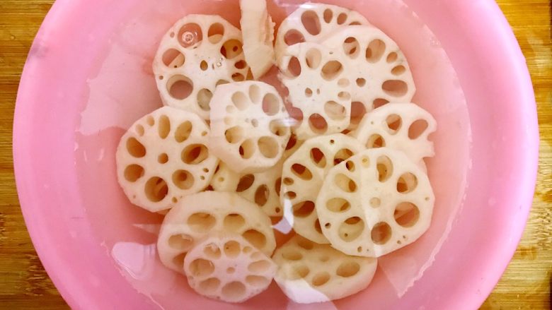 食膳の暖冬系列~胡萝卜莲藕排骨汤,泡在清水里面,备用