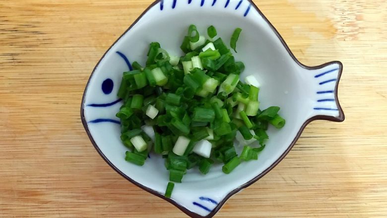 食膳の暖冬系列~胡萝卜莲藕排骨汤,<a style='color:red;display:inline-block;' href='/shicai/ 157'>小葱</a>洗净,如图所示,切圈,备用