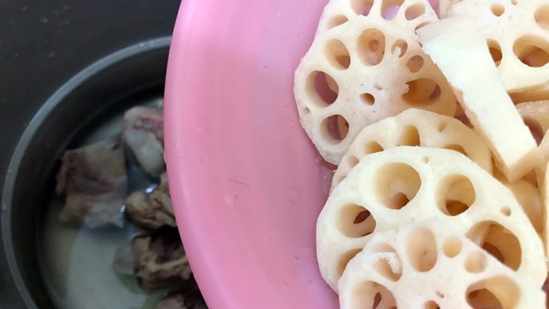 食膳の暖冬系列~胡萝卜莲藕排骨汤,莲藕倒去清水之后加入