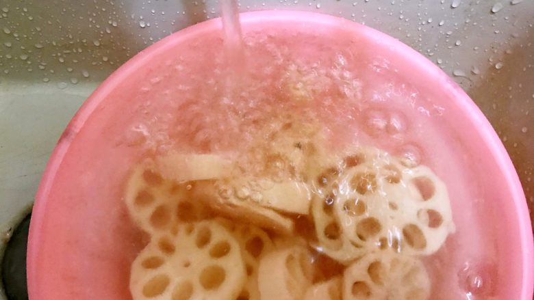 食膳の暖冬系列~胡萝卜莲藕排骨汤,用清水再次洗净
