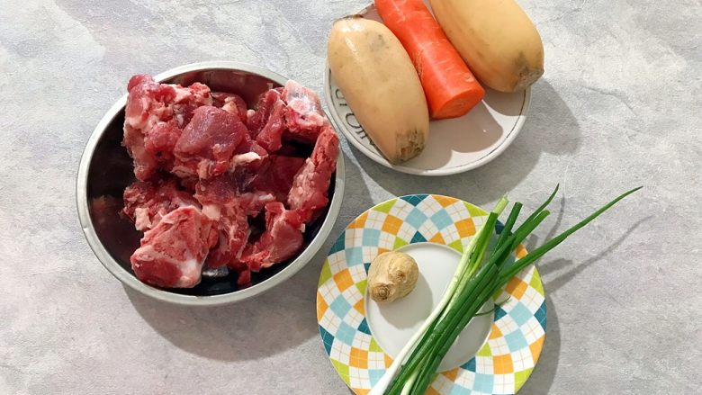 食膳の暖冬系列~胡萝卜莲藕排骨汤,首先我们准备好所有食材