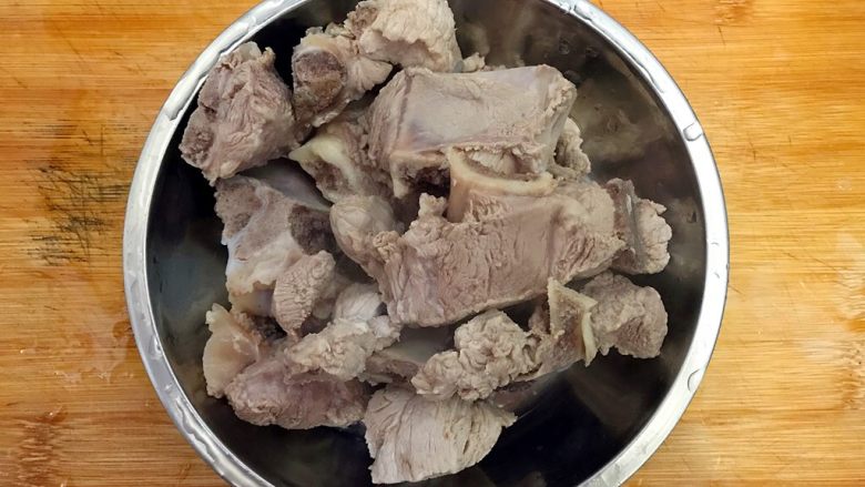 食膳の暖冬系列~胡萝卜莲藕排骨汤,捞出排骨,备用