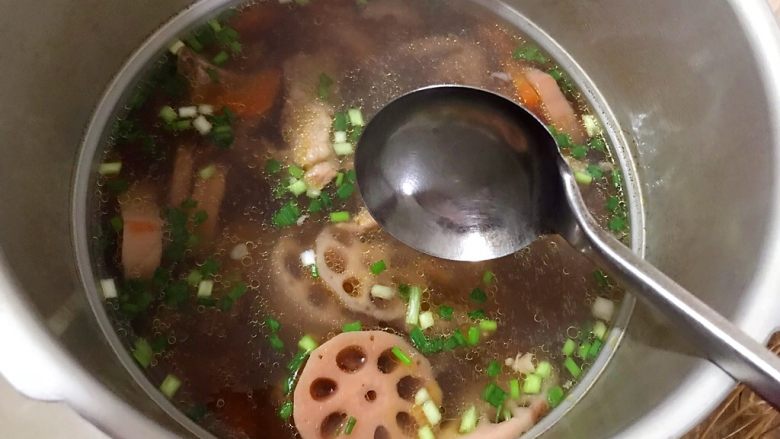 食膳の暖冬系列~胡萝卜莲藕排骨汤,搅拌均匀,即可