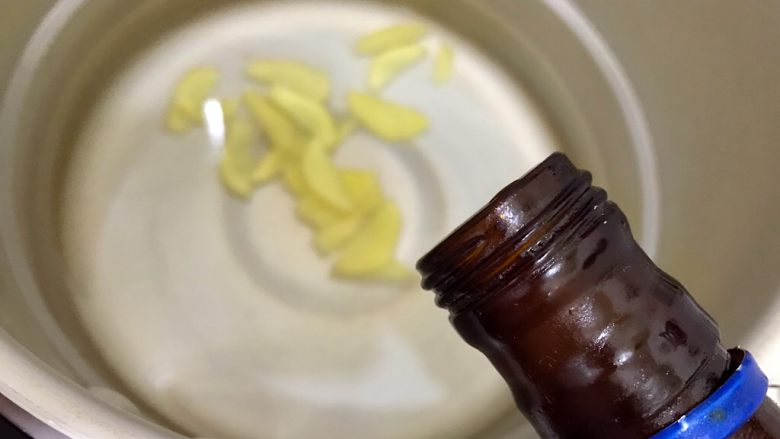食膳の暖冬系列~胡萝卜莲藕排骨汤,加入适量料酒