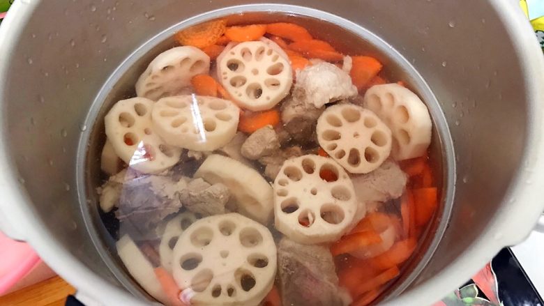 食膳の暖冬系列~胡萝卜莲藕排骨汤,加入适量清水,水量为锅体的二分之一