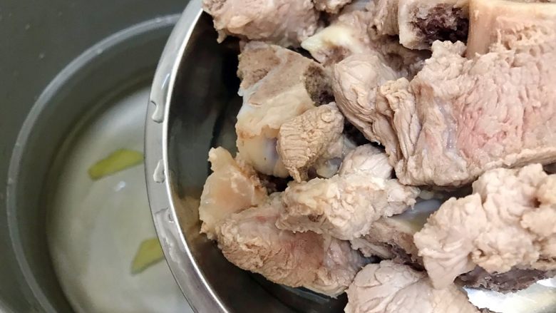 食膳の暖冬系列~胡萝卜莲藕排骨汤,加入排骨