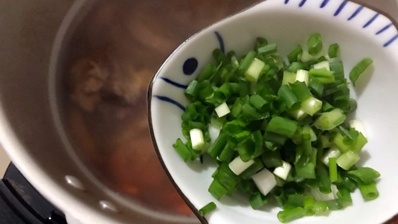 食膳の暖冬系列～胡萝卜莲藕排骨汤,加入小葱