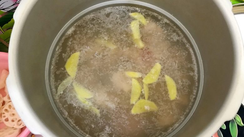 食膳の暖冬系列~胡萝卜莲藕排骨汤,煮3.4分钟