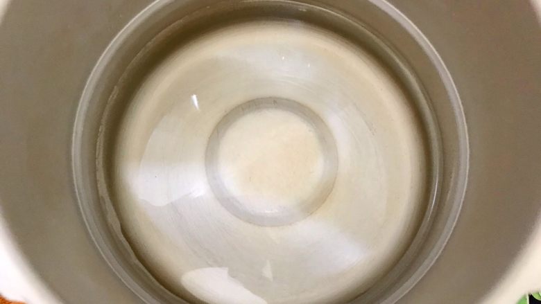 食膳の暖冬系列~胡萝卜莲藕排骨汤,锅内煮适量清水