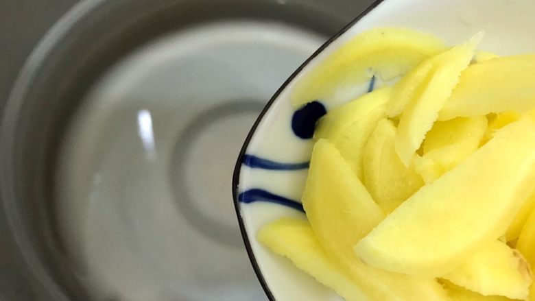 食膳の暖冬系列~胡萝卜莲藕排骨汤,加入三分之二的姜片