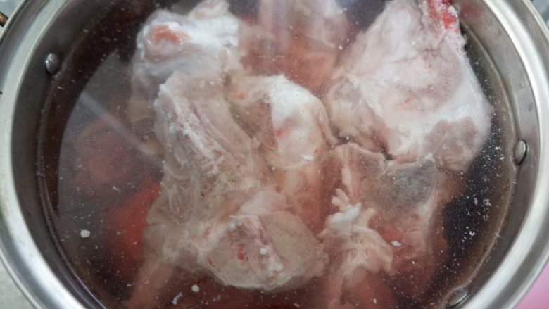 花菇虫草花猪骨汤,排骨放水中浸泡1个小时左右,泡去血水洗净。