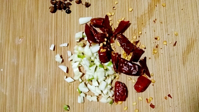 蓑衣黄瓜,蒜切末,<a style='color:red;display:inline-block;' href='/shicai/ 86474'>干辣椒</a>(小米辣)切段(切圈)。