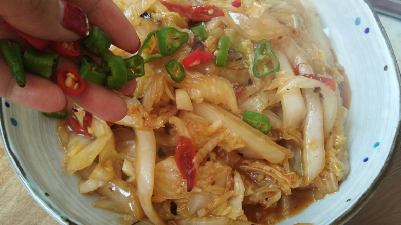 大鱼大肉吃的腻来盘开胃爽口的酸辣白菜,收好汤汁以后出锅撒入泰椒和杭椒,就可以上菜了。
