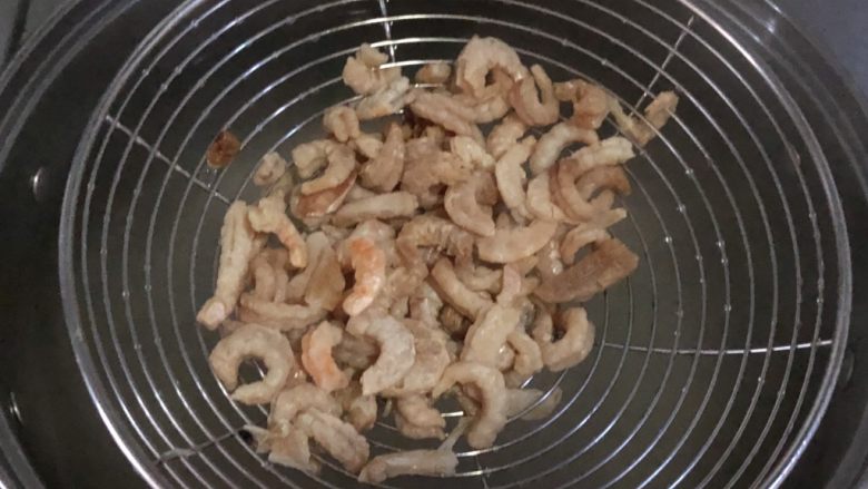 蛋丝虾米拌菠菜,汤锅烧开水,烫熟虾米备用