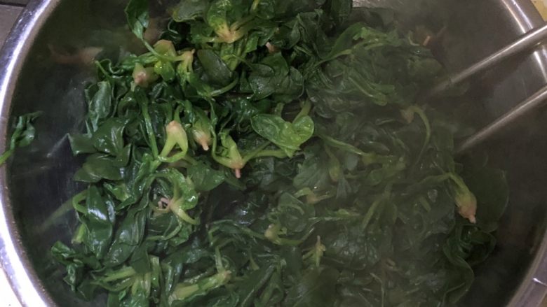 蛋丝虾米拌菠菜,烫熟菠菜,沥干水分,翻动散热,防止捂黄了,夏天或是不怕凉的 直接过凉水更好
