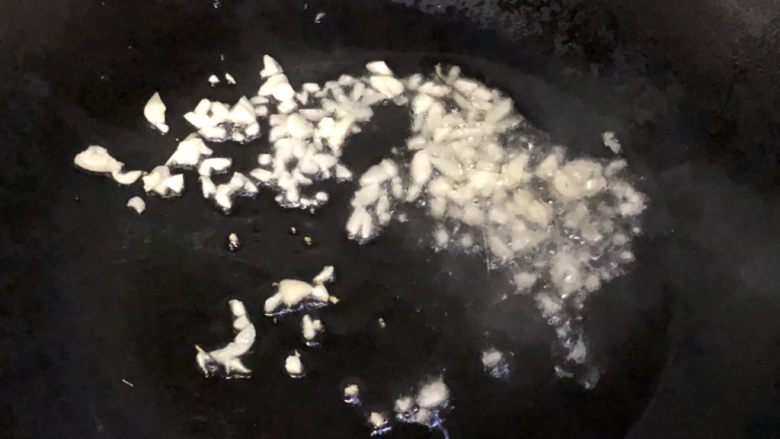 蛋丝虾米拌菠菜,炒锅油烧热,爆香蒜末