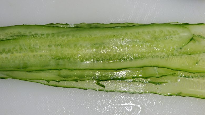 土豆泥青瓜卷,用刮皮刀刮成薄片。土豆泥的量,半根青瓜就够用了。