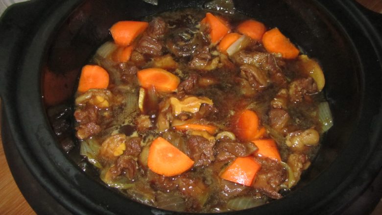 好吃营养——砂锅炖羊肉,等到时间剩余20分钟时,捡出白萝卜片不要,倒入胡萝卜块继续炖煮至结束
