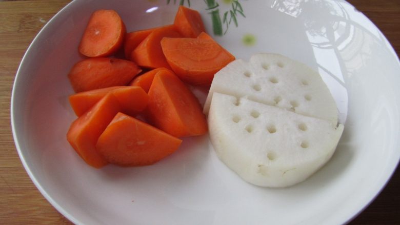 好吃营养——砂锅炖羊肉,<a style='color:red;display:inline-block;' href='/shicai/ 25'>胡萝卜</a>去皮切滚刀块,白萝卜用筷子戳一些眼切开(白萝卜可以去腥)