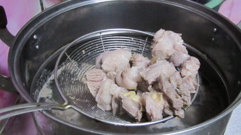 好吃营养——砂锅炖羊肉,<a style='color:red;display:inline-block;' href='/shicai/ 329'>羊肉</a>洗净切麻将块入冷水锅焯水捞出用流动的水冲洗干净,沥干