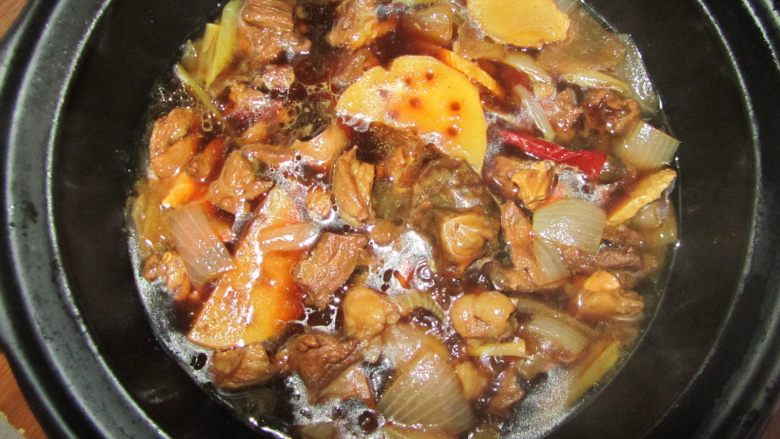 好吃营养——砂锅炖羊肉,记得中途要适当翻炒,以便入味更均匀