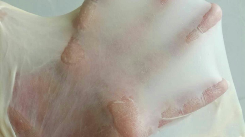 奶香糯米排包,拉出薄而坚实的手膜,和面结束。全程面包机操作和面大概33分钟左右