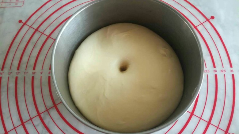 奶香糯米排包,30分钟以后,面团明显变大,用手指蘸面粉搓一个洞,不回缩,醒发结束。