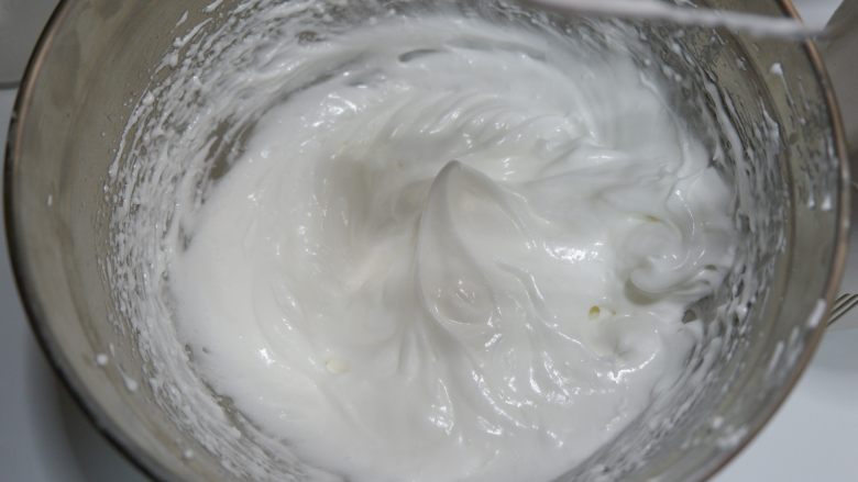 奥利奥咸奶油纸杯蛋糕,分3次加入细砂糖,用电动打蛋器打发蛋白,打至蛋白完全硬挺的干性发泡阶段。像图中这样能拉起挺立的小尖角。