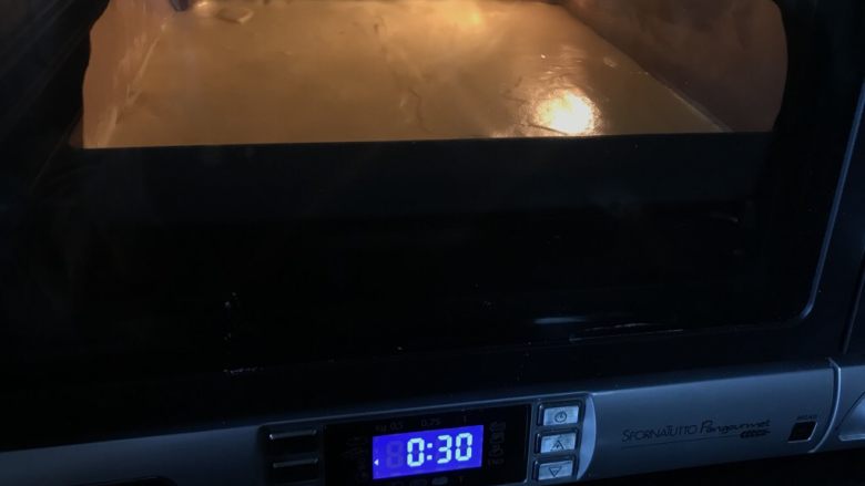 古早味肉松蛋糕卷,烤箱预热170度,烤制14分钟之后,调到150度烤完全程。(也可160度30分钟,根据洗净烤箱脾气适当调整)